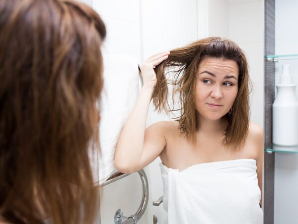 Por que o cabelo resseca? Como shampoo e condicionador ajudam a recuperar os fios