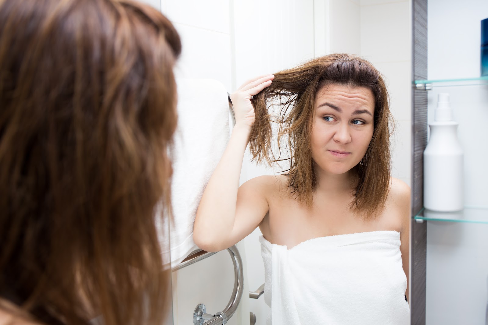 Por que o cabelo resseca? Como shampoo e condicionador ajudam a recuperar os fios